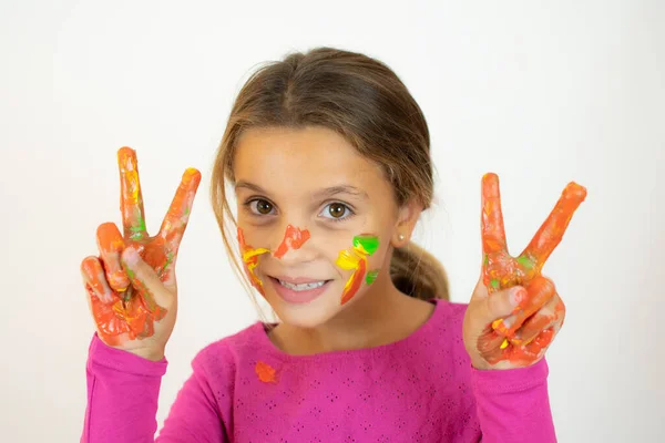 Menina Engraçada Com Mãos Pintadas Tinta Colorida Isolado Sobre Fundo — Fotografia de Stock