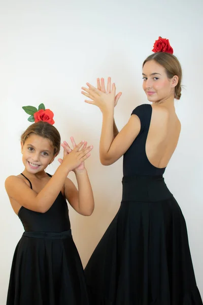 Dwie Młode Tancerki Flamenco Hiszpania Kobieta Białym Tle — Zdjęcie stockowe