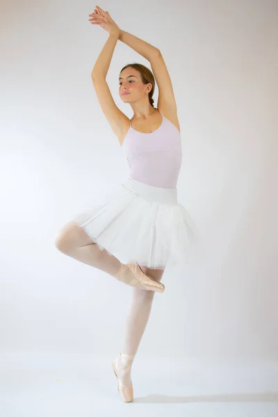 Jovem Incrivelmente Bela Bailarina Está Posando Dançando Estúdio Branco Cheio — Fotografia de Stock