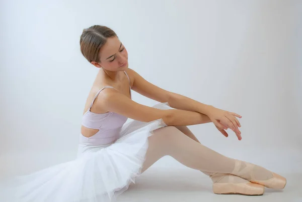 Schöne Ballerina Posiert Auf Dem Boden Auf Weißem Hintergrund — Stockfoto