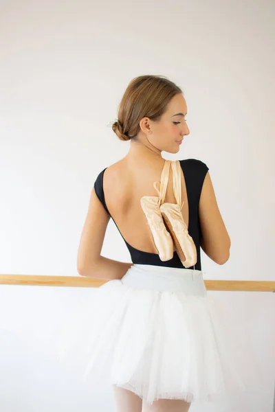 Baletnica Spódnicy Trzymając Buty Pointe — Zdjęcie stockowe