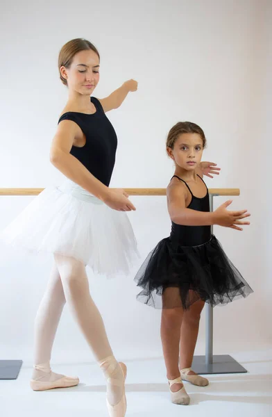 Die Lehrerin Der Ballettschule Hilft Der Jungen Ballerina Verschiedene Choreografische — Stockfoto