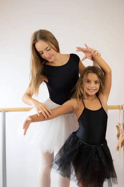 Professeur École Ballet Aide Jeune Ballerine Effectuer Différents Exercices Chorégraphiques — Photo