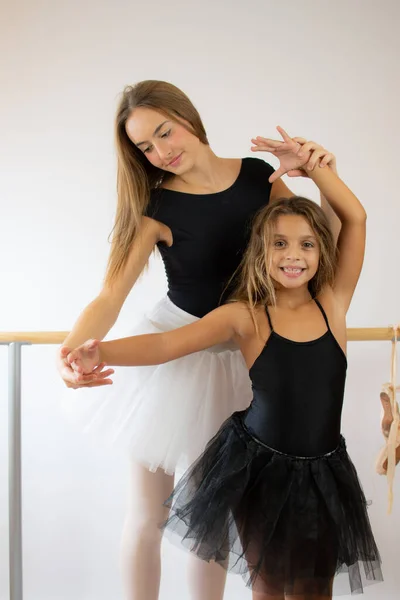 Nauczyciel Szkoły Baletowej Pomaga Młodej Baletnicy Wykonywać Różne Ćwiczenia Choreograficzne — Zdjęcie stockowe