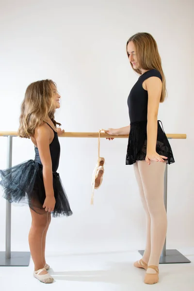 Professor Escola Balé Ajuda Jovens Bailarinas Realizar Diferentes Exercícios Coreográficos — Fotografia de Stock