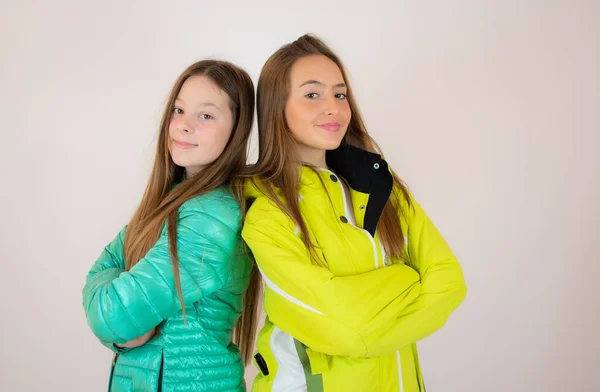 Dos Amigos Sonrientes Chaquetas Invierno Sobre Fondo Blanco —  Fotos de Stock