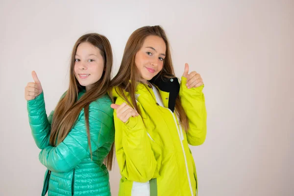 Dos Amigos Sonrientes Chaquetas Invierno Sobre Fondo Blanco —  Fotos de Stock