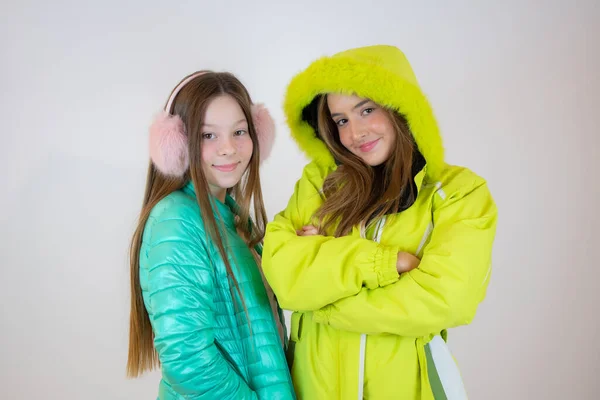 Dos Amigos Sonrientes Chaquetas Invierno Sobre Fondo Blanco —  Fotos de Stock