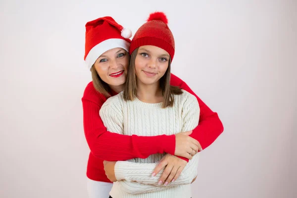 Retrato Mãe Feliz Abraçando Filha Conceito Tempo Natal — Fotografia de Stock