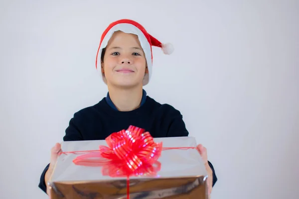 Glückliches Kind Mit Weihnachtsmütze Und Weihnachtsgeschenken Weihnachtszeit — Stockfoto
