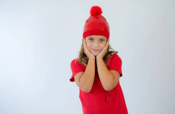 Retrato Menina Encantadora Feliz Vestindo Chapéu Vermelho Malha Vestido Vermelho — Fotografia de Stock