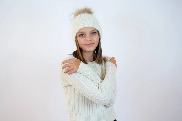 白い背景の上に冬服のかわいい女の子の肖像画 — ストック写真