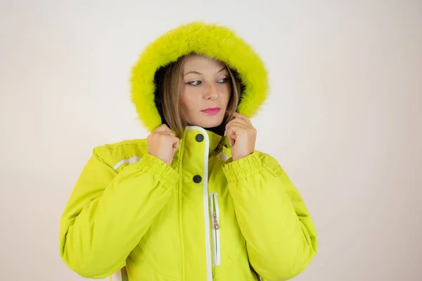 Bella Donna Vestiti Invernali Donna Indossa Caldo Inverno Giacca Verde — Foto Stock