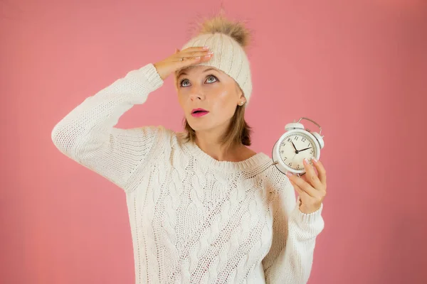 Joven Hermosa Mujer Sosteniendo Despertador Pie Sobre Fondo Rosa Aislado — Foto de Stock