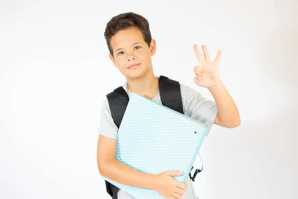 白い背景の上に本とバッグを持つ子供の男の子 幸せな笑顔の子供は学校に戻る — ストック写真