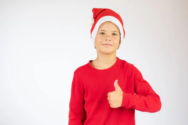 ハンサムな男の子とともに赤い帽子のクリスマス上に白い背景 — ストック写真