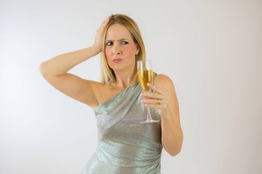 Genç bayanın gümüş rengi elbisesi. Stüdyo arka planında izole edilmiş güzel bir model portresi..