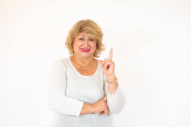 Üst sınıftan mutlu bir kadının portresi yukarıya bakıyor, beyaz bir arka planda izole edilmiş.