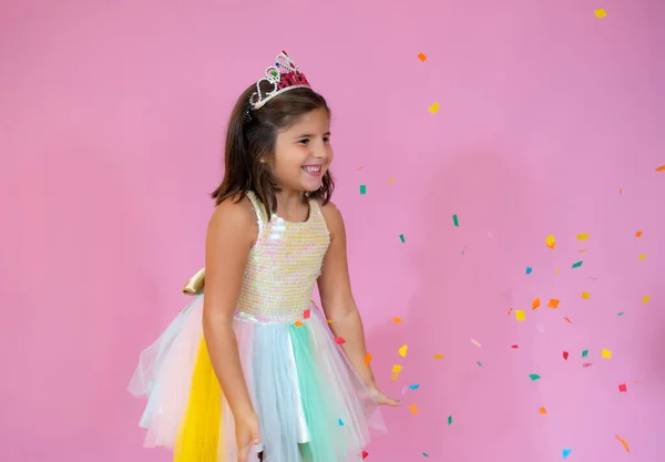 Chica Vestido Festivo Para Fondo Rosa Con Confeti Sonrisas — Foto de Stock
