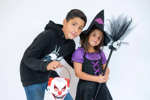 Słodkie Dzieci Stojące Halloween Czarownica Kostium Białym Tle — Zdjęcie stockowe