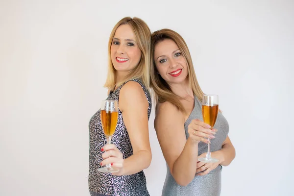 Fotografie Dvou Mladých Party Ženy Úsměvem Pití Šampaňské Brýlí Zatímco — Stock fotografie