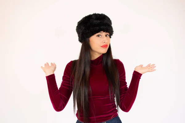 Όμορφη Γυναίκα Φοράει Χειμερινό Καπέλο Αμφίβολη Χειρονομία — Φωτογραφία Αρχείου