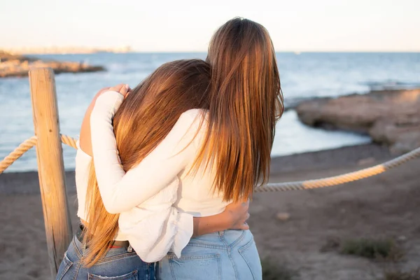 两个年轻姑娘在海滩互相拥抱 — 图库照片