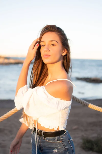Sommar Trendiga Mode Flicka Poserar Havet Utomhus Livsstilsporträtt — Stockfoto