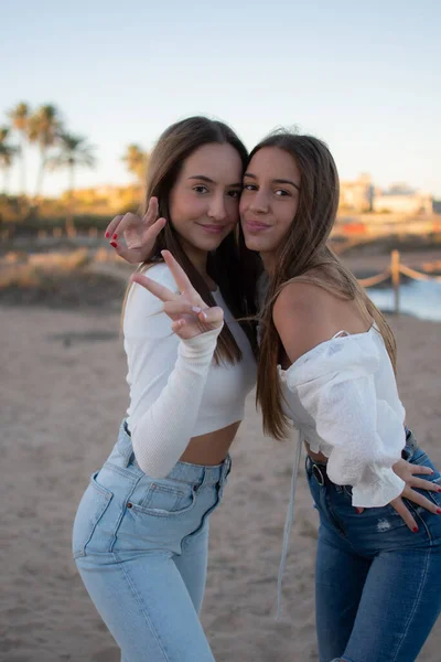 Due Giovani Ragazze Felici Che Posano Insieme Spiaggia — Foto Stock