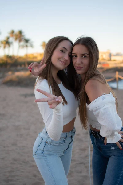 Deux Jeunes Filles Heureuses Posant Ensemble Plage — Photo