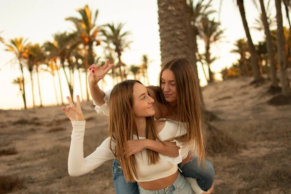Dvě Mladé Dívky Objímající Pláži — Stock fotografie