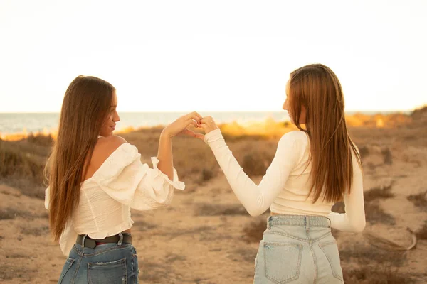 Zwei Mädchen Mit Dem Rücken Zum Meer Gefühl Von Freiheit — Stockfoto