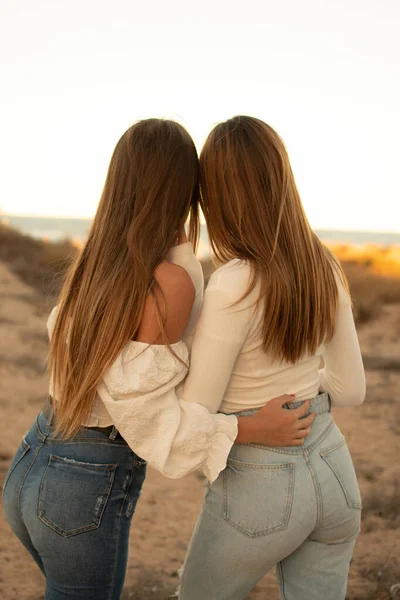 Дві Молоді Дівчата Обіймаються Один Одним Пляжі — стокове фото