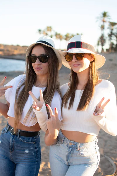 Due Amiche Felici Che Fanno Gesto Della Vittoria Sulla Costa — Foto Stock