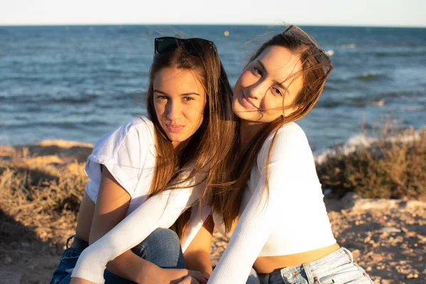 Duas Meninas Abraçando Praia — Fotografia de Stock