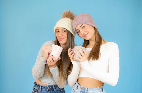 Portrait Deux Jeunes Filles Souriantes Buvant Café Sur Fond Bleu — Photo