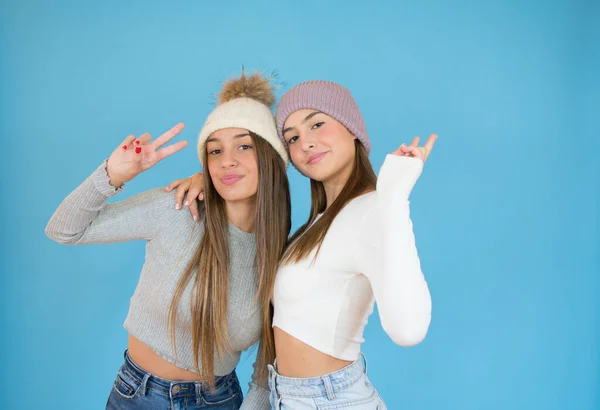 Feliz Sonriente Bonita Adolescente Abrazando Sobre Azul Fondo — Foto de Stock