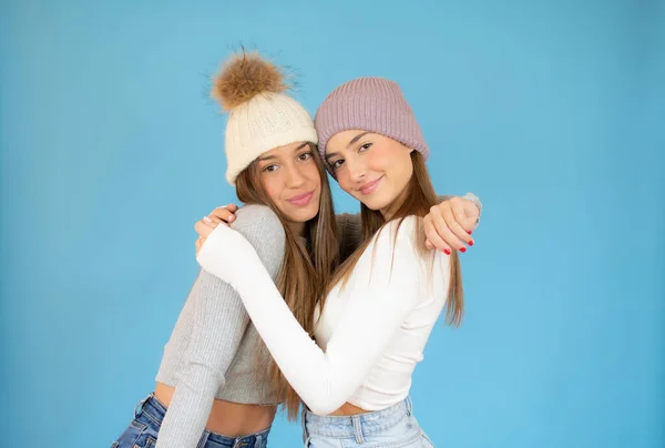 Feliz Sorrindo Muito Adolescentes Meninas Abraçando Sobre Fundo Azul — Fotografia de Stock