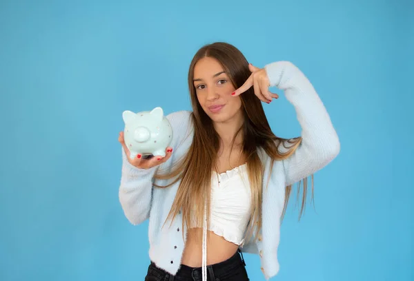 Menina Adolescente Com Banco Porquinho Fundo Cor — Fotografia de Stock