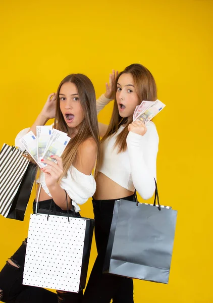 Grappige Meisjes Houden Pakket Tas Met Aankopen Het Winkelen Fan — Stockfoto