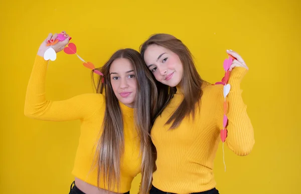 Retrato Dos Niñas Alegres Pie Juntas Mirando Cámara Aislada Sobre — Foto de Stock