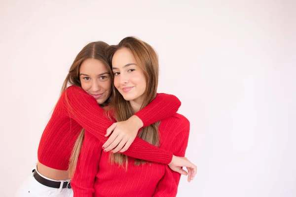 Portret Van Twee Mooie Jonge Tiener Meisjes Knuffelen Kijken Naar — Stockfoto