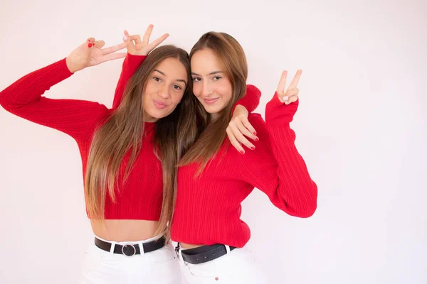 Photo Pretty Two Girlfriends Lady Showing Sign Symbols Hugging Wearing — Stock Photo, Image