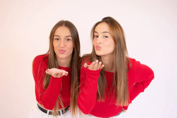 Portrait Two Cheerful Girls Standing Together Looking Camera Sending Kiss — Stock Photo, Image