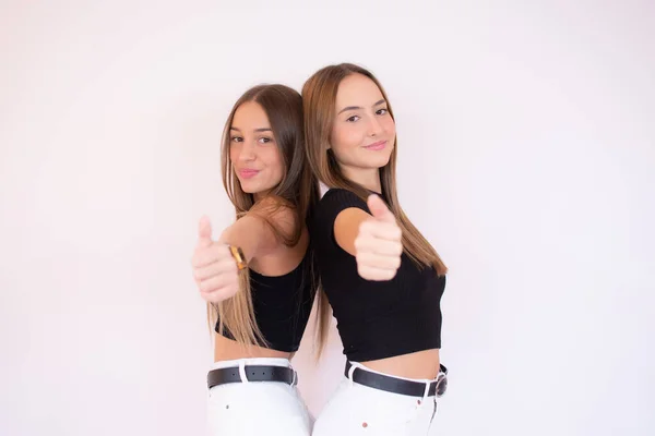 Freundschaft Und Glückliche Menschen Zwei Lächelnde Mädchen Zeigen Daumen Hoch — Stockfoto