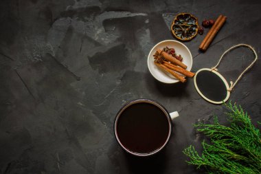 Baharat ve hediyeler mulled şarap. Yeni Yılınız Kutlu Olsun! Üstten görünüm