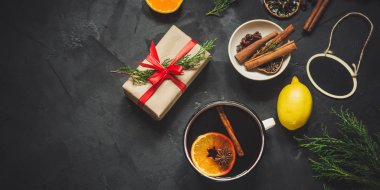 Baharat ve hediyeler mulled şarap. Yeni Yılınız Kutlu Olsun! Üstten görünüm