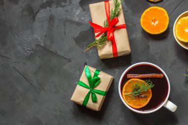 Baharat ve hediyeler mulled şarap. Yeni Yılınız Kutlu Olsun! Üstten görünüm