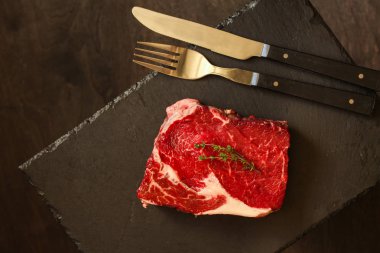 sığır eti biftek ızgara baharat (et parçası). Kopya alanı ile üstten görünüm