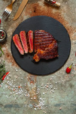sığır eti biftek ızgara baharat (et parçası). Kopya alanı ile üstten görünüm